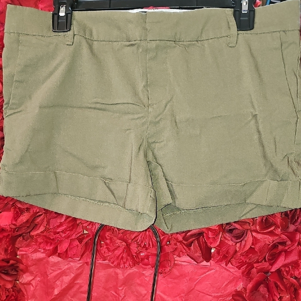 Rampage Olive Green Women's Dress Cuffed Shorts Size 11 LIKE NEW